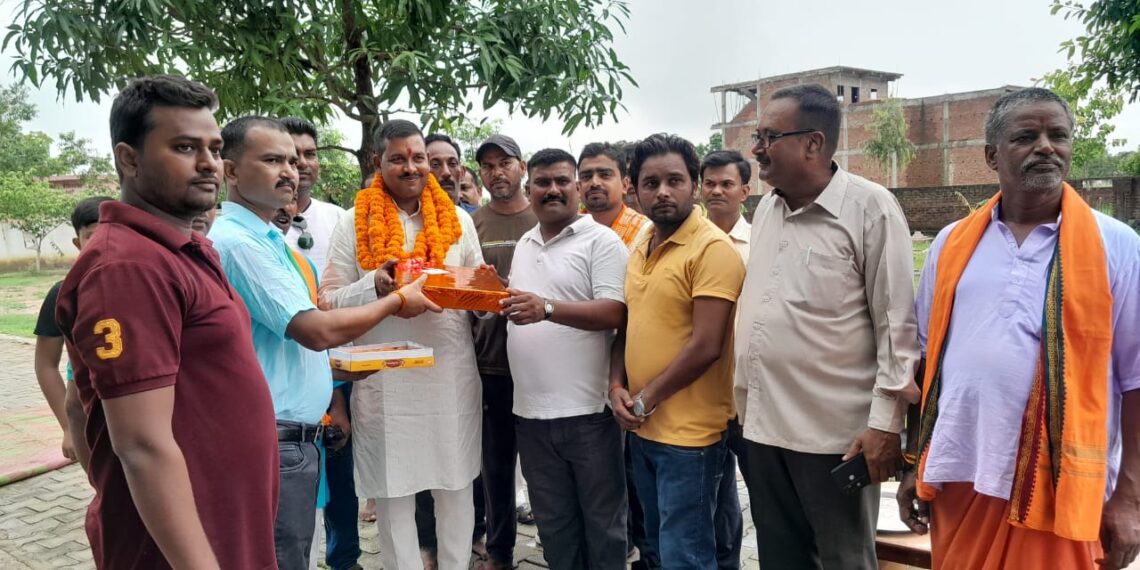 ब्लॉक प्रमुख के जन्मदिन पर सर्वा माता मंदिर समिति के लोगो ने सप्रेम भेंट किये उपहार