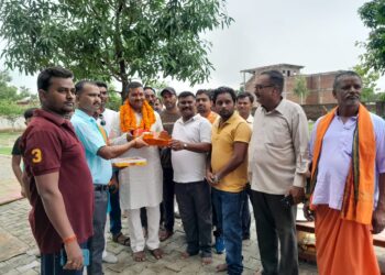 ब्लॉक प्रमुख के जन्मदिन पर सर्वा माता मंदिर समिति के लोगो ने सप्रेम भेंट किये उपहार