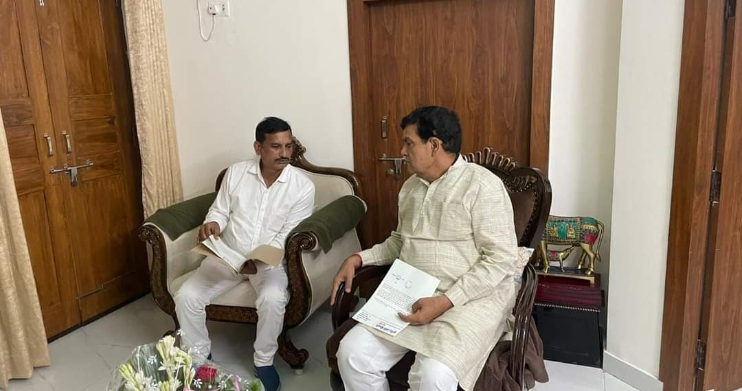 नौतनवा को हाइटेक नगर में विकसित करने के लिए नगर विकास मंत्री से मिले चेयरमैन बृजेश मणि त्रिपाठी, सुपुर्द किये विकास का खाका