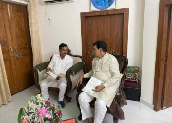 नौतनवा को हाइटेक नगर में विकसित करने के लिए नगर विकास मंत्री से मिले चेयरमैन बृजेश मणि त्रिपाठी, सुपुर्द किये विकास का खाका