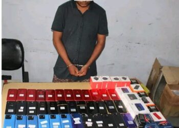 सोनौली: नेपाली पुलिस ने घर पर छापा मारकर जब्त किए 46 मोबाइल फ़ोन, युवक सोनौली में चलाता है दुकान
