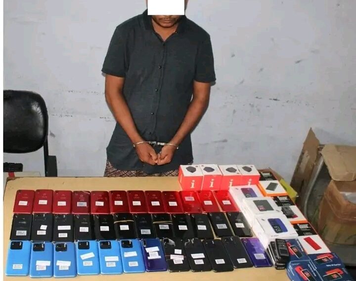 सोनौली: नेपाली पुलिस ने घर पर छापा मारकर जब्त किए 46 मोबाइल फ़ोन, युवक सोनौली में चलाता है दुकान