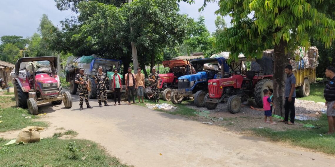 एसएसबी ने पकडी तस्करी की स्क्रैप लदी पांच ट्रैक्टर-ट्राली