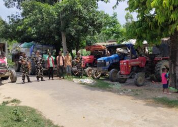 एसएसबी ने पकडी तस्करी की स्क्रैप लदी पांच ट्रैक्टर-ट्राली