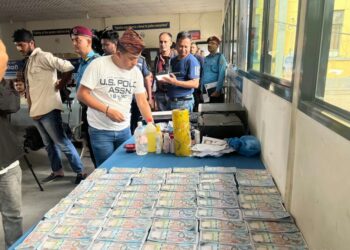 भारत नेपाल बाडर के लुम्बिनी से काठमान्डू जा रही बस से 36 लाख नेपाली नक्कली नोट मिले दो गिफ्तार