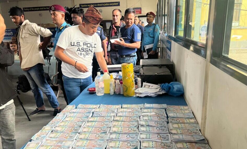 भारत नेपाल बाडर के लुम्बिनी से काठमान्डू जा रही बस से 36 लाख नेपाली नक्कली नोट मिले दो गिफ्तार