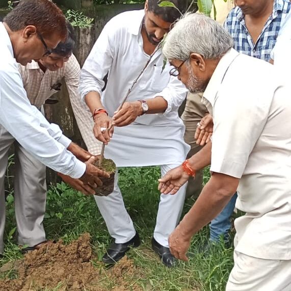Nautanwa तहसील परिसर में पौधरोपित कर बोले भाजपा नेता जितेंद्र ‘संतान की भांति पौधों की करें रक्षा’