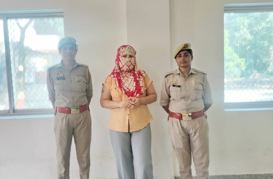 सोनौली बॉर्डर पर विदेशी महिला के पास मिला फर्जी आधार कार्ड, अवैध रूप से भारत मे प्रवेश करते समय सुरक्षा एजेंसियों ने पकड़ा