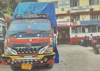 भारत से नेपाल जाने वाली सभी ट्रकों के समानो की जाँच नही करते कस्टम अधिकारी सोनौली बॉर्डर से 500 से अधिक जाती है ट्रके नेपाल