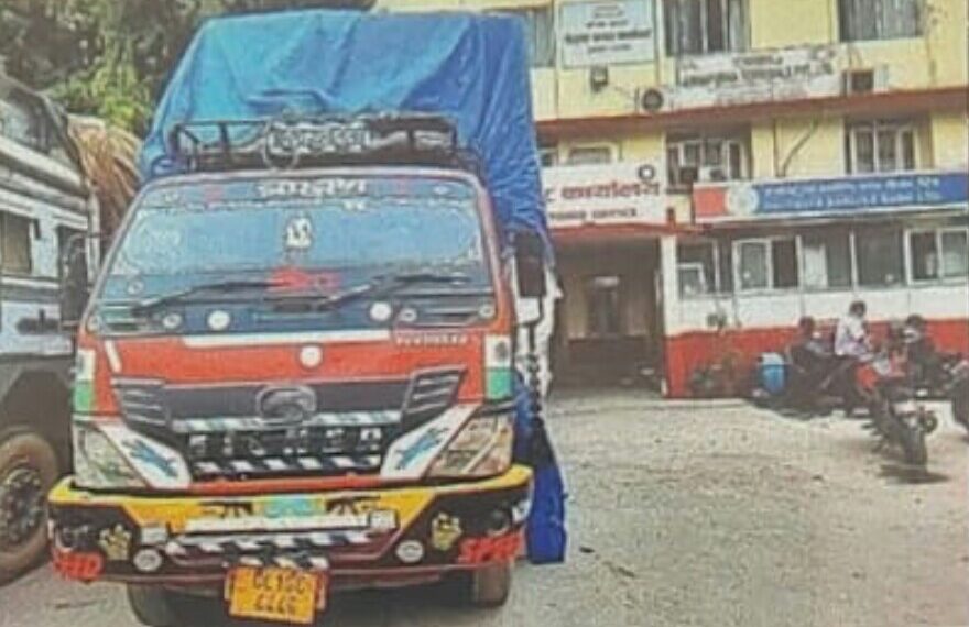 भारत से नेपाल जाने वाली सभी ट्रकों के समानो की जाँच नही करते कस्टम अधिकारी सोनौली बॉर्डर से 500 से अधिक जाती है ट्रके नेपाल