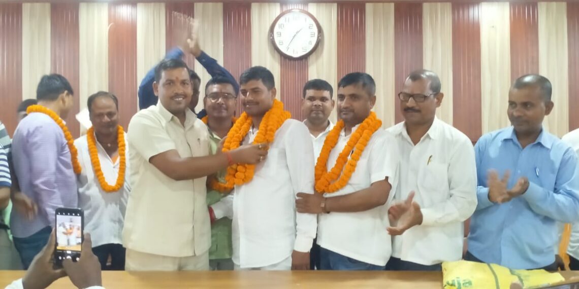 नौतनवां ब्लॉक में ग्रामीण सफाई कर्मचारी संगठन का चुनाव संपन्न:ब्लॉक अध्यक्ष बने सदानंद यादव, बोले- किसी कर्मचारी का नहीं होगा अहित