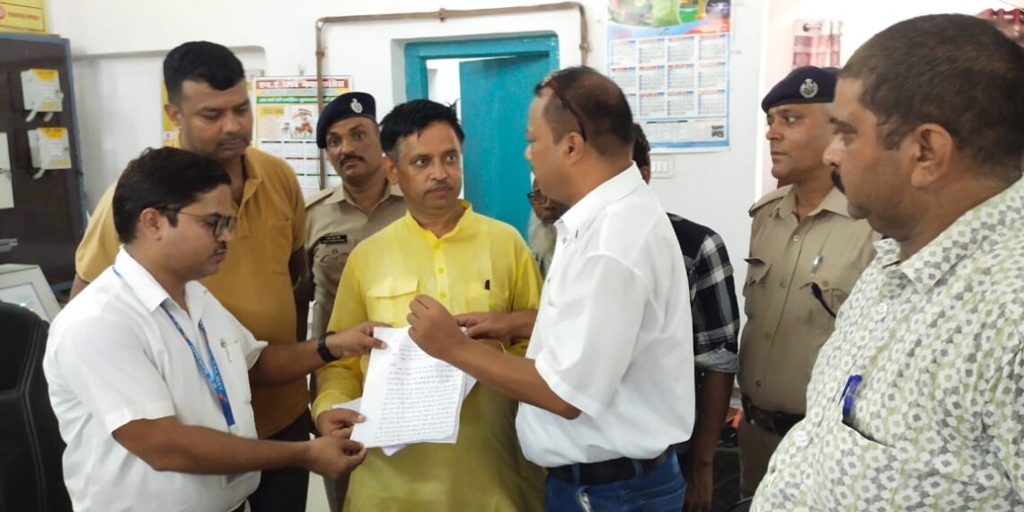 गोरखपुर से नौतनवा तक ट्रेन चलाने के लिए नागेंद्र शुक्ला ने दिया ज्ञापन, 2 अक्टूबर से चलाएंगे हस्ताक्षर अभियान