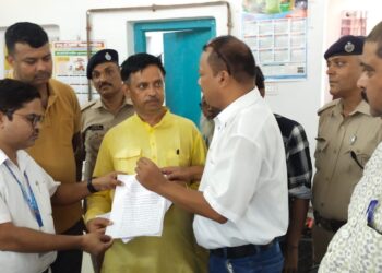 गोरखपुर से नौतनवा तक ट्रेन चलाने के लिए नागेंद्र शुक्ला ने दिया ज्ञापन, 2 अक्टूबर से चलाएंगे हस्ताक्षर अभियान