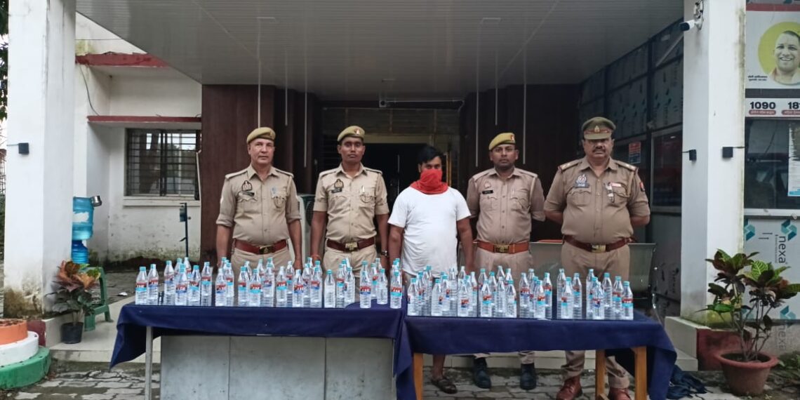 बॉर्डर पर 75 सीसी नेपाली शराब के साथ नौतनवा निवासी युवक गिरफ्तार