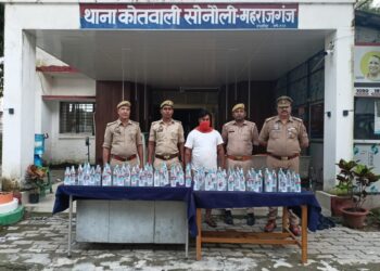 बॉर्डर पर 75 सीसी नेपाली शराब के साथ नौतनवा निवासी युवक गिरफ्तार