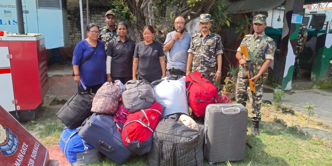 सोनौली: वीआईपी सूटकेस से हो रही समानों की तस्करी, लाखो के कपड़े एसएसबी ने बॉर्डर पर पकड़ा