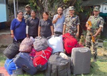सोनौली: वीआईपी सूटकेस से हो रही समानों की तस्करी, लाखो के कपड़े एसएसबी ने बॉर्डर पर पकड़ा