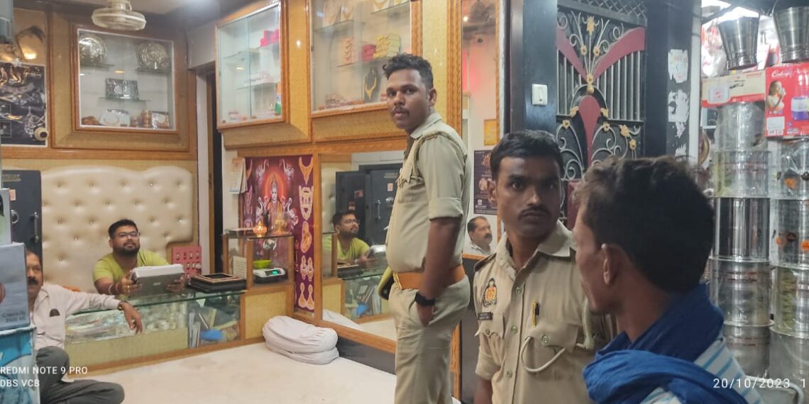 नौतनवां चौकी के बगल से बाइक चोरी, पहुंची पुलिस खंगाल रही सीसीटीवी फुटेज