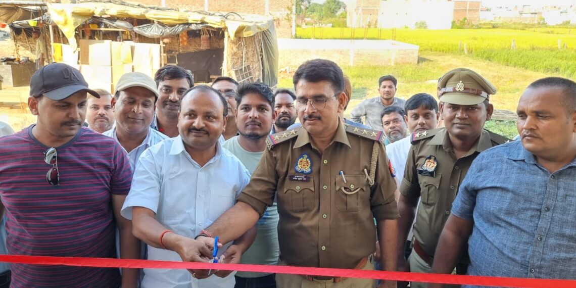 नौतनवां व्यापार मंडल ने लगवाया  कैमरा, थानाध्यक्ष और उव्याम अध्यक्ष ने किया उदघाटन