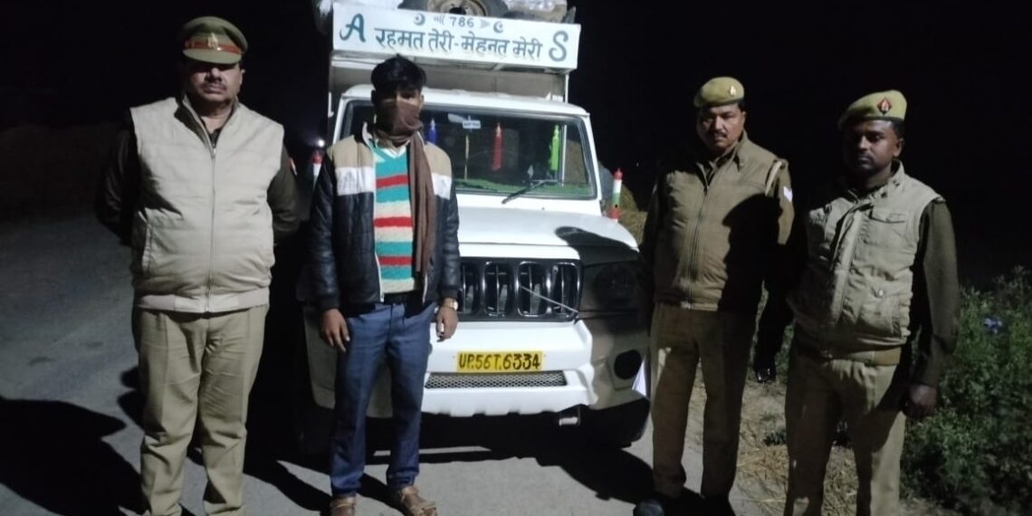 सोनौली: भारत नेपाल सीमा के पगडंडियों से तस्करी के लिए पिकअप पर लदी माल बरामद