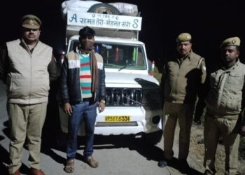 सोनौली: भारत नेपाल सीमा के पगडंडियों से तस्करी के लिए पिकअप पर लदी माल बरामद