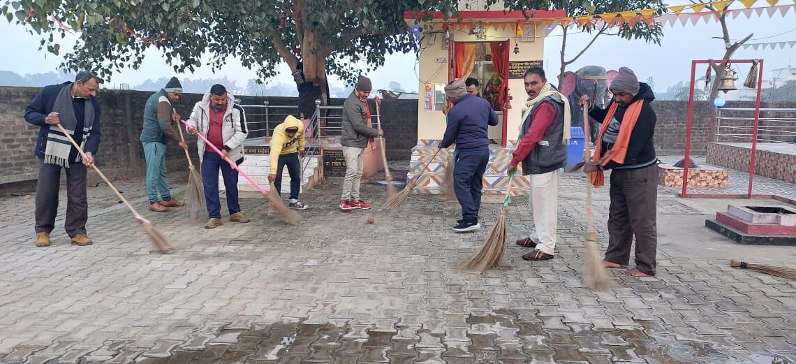 पुरैनिहा सर्वा माता मंदिर में 22 जनवरी को लेकर शुरू हुआ विशेष साफ सफाई अभियान