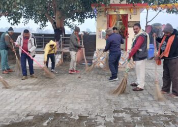 पुरैनिहा सर्वा माता मंदिर में 22 जनवरी को लेकर शुरू हुआ विशेष साफ सफाई अभियान