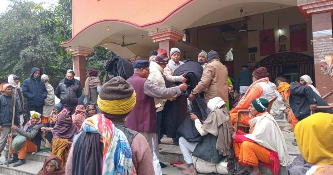 नौतनवा ठाकुर मंदिर पर व्यापारी सुरेश गुप्ता ने गरीबो में वितरण कराया कंबल, खिलाया खिचड़ी