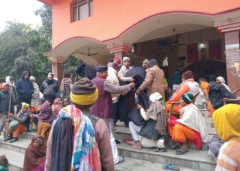 नौतनवा ठाकुर मंदिर पर व्यापारी सुरेश गुप्ता ने गरीबो में वितरण कराया कंबल, खिलाया खिचड़ी