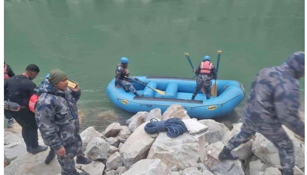 नेपाल के त्रिशूली नदी मे भारतीय बेलोरो नदी मे गिरी लगभग 8 भारतीयो की तलाश कर रहे गोताखोर अभी तक किसी का भी शव नहीं मिला