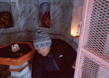 नौतनवा ब्लॉक प्रमुख राकेश मद्धेशिया ने शिव मंदिर परिसर को पानी से धोकर लगाया पोछा