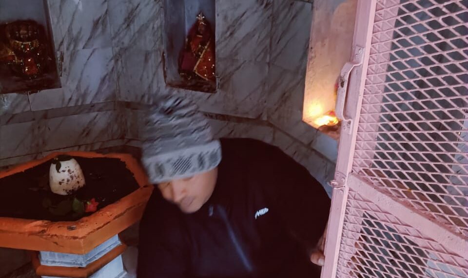 नौतनवा ब्लॉक प्रमुख राकेश मद्धेशिया ने शिव मंदिर परिसर को पानी से धोकर लगाया पोछा