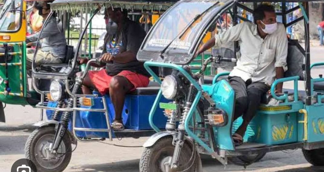 नौतनवा के चौराहों पर ऑटो वालों ने बना लिया स्टैंड, जाम ने रोकी वाहनों की रफ्तार