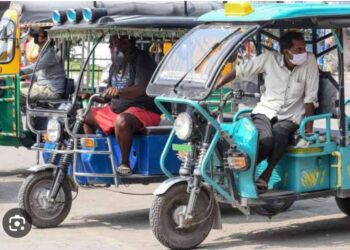 नौतनवा के चौराहों पर ऑटो वालों ने बना लिया स्टैंड, जाम ने रोकी वाहनों की रफ्तार