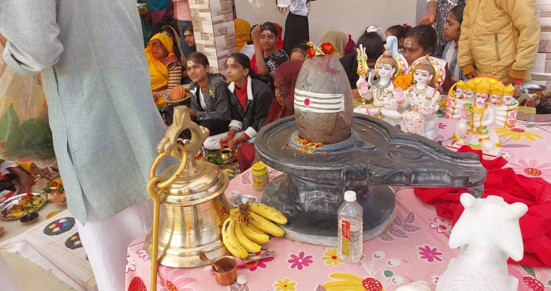 पुरैनिहा स्थित शिव मंदिर के जीणोद्धार में लग रही भारी भीड़, भव्य शिवलिंग देख अभिभूत हो रहे शिव भक्त