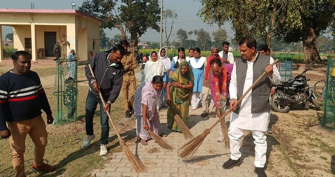 फरेंदा: धन निरंकारियों ने चलाया स्वच्छता अभियान