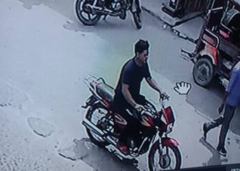 सोनौली नगर पंचायत कार्यालय के सामने खड़ी पंचायत कर्मी की बाइक चोरी