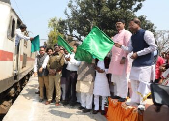 लक्ष्मीपुर रेलवे स्टेशन पर नौतनवां दुर्ग एक्सप्रेस के ठहराव को केंद्रीय वित्तराज्यमंत्री पंकज चौधरी ने दिखाई हरी झंडी