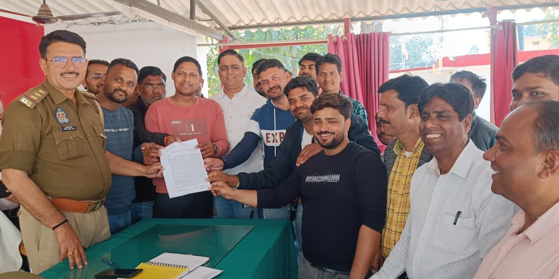 नौतनवां: खनन माफिया ने पत्रकार को दी धमकी, थाने पहुंचे पत्रकार, दर्ज कराया मुकदमा