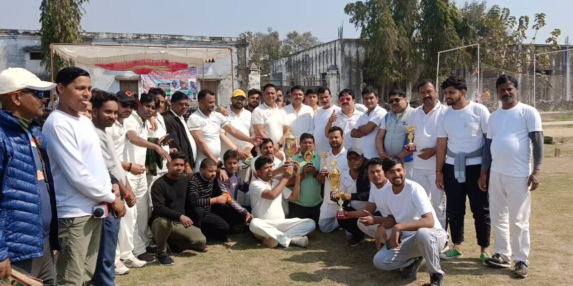 नौतनवा मीडिया की टीम ने नौतनवा नगरपालिका एकादश को 19 रनों से हराया