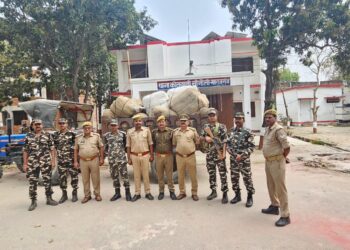 पुलिस व एसएसबी की टीम ने 13 बंडल अवैध कपड़ा किया बरामद