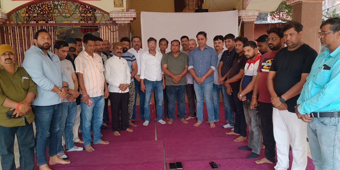 नौतनवा में दो पत्रकारो के आसमयिक निधन से गमगीन हुए पत्रकार, आत्मा की शान्ति के लिए की शोकसभा