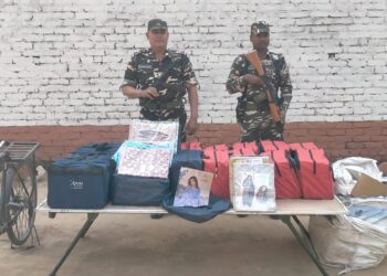 सोनौली एसएसबी जवानों ने नेपाल पार कराई जा रही लेडीज कपड़ो के कई बंडल किया जब्त, नौतनवा कस्टम को किया सुपुर्द