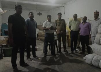 सोनौली: स्कूल के पास कपड़े से भरे एक संदिग्ध गोदाम पर एसडीएम का छापा, सील