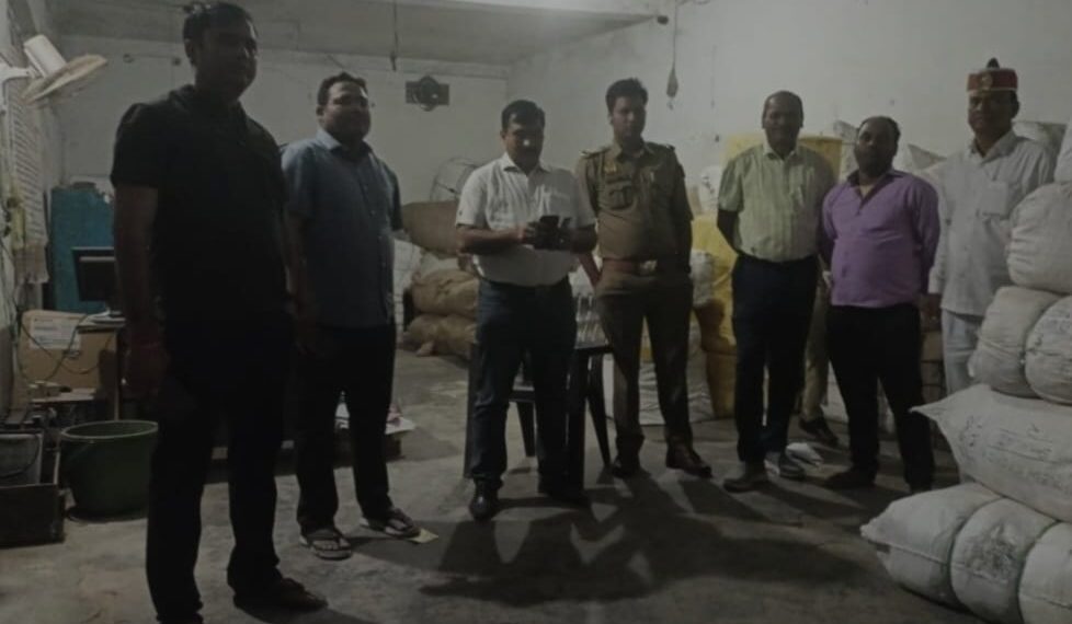 सोनौली: स्कूल के पास कपड़े से भरे एक संदिग्ध गोदाम पर एसडीएम का छापा, सील