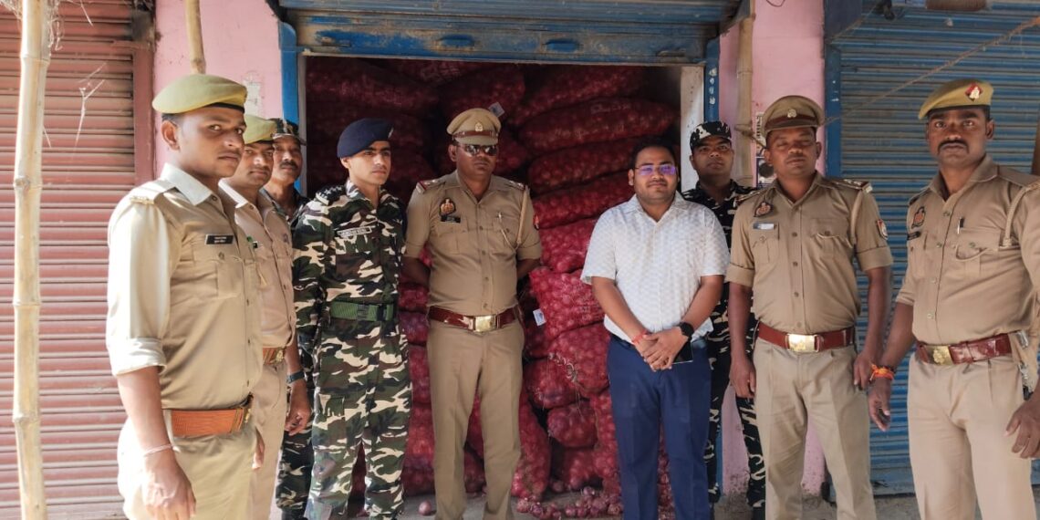 नौतनवा नायब तहसीलदार, एसएसबी और पुलिस टीम ने प्याज से भरी गोदाम किया सील