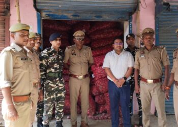 नौतनवा नायब तहसीलदार, एसएसबी और पुलिस टीम ने प्याज से भरी गोदाम किया सील