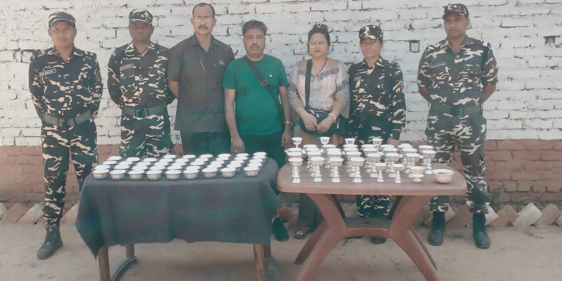 सोनौली बॉर्डर पर एसएसबी चेकिंग के दौरान दम्पत्ति के पास 12 किलो 600 ग्राम चांदी के बर्तन बरामद