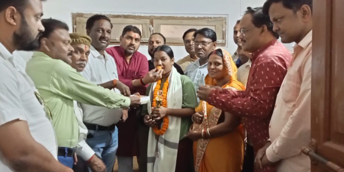 12वीं की परीक्षा में जिला टॉप करने वाली काव्या शर्मा के घर पहुंचे भाजपा नेता जितेंद्र जायसवाल, दी सुभकामनाये
