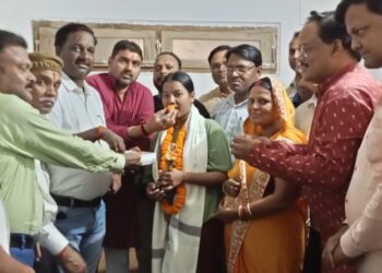 12वीं की परीक्षा में जिला टॉप करने वाली काव्या शर्मा के घर पहुंचे भाजपा नेता जितेंद्र जायसवाल, दी सुभकामनाये